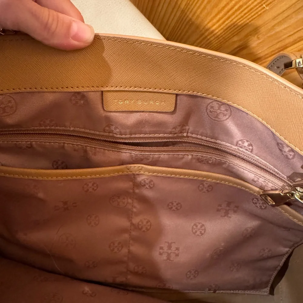 Tory Burch Caramel Leather Tote with Gold Logo - Picture 10 of 14